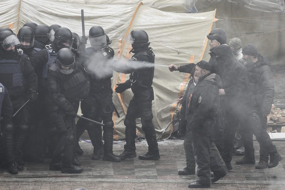 Per riaušes prie Ukrainos parlamento nuo ašarinių dujų nukentėjo 20 žmonių