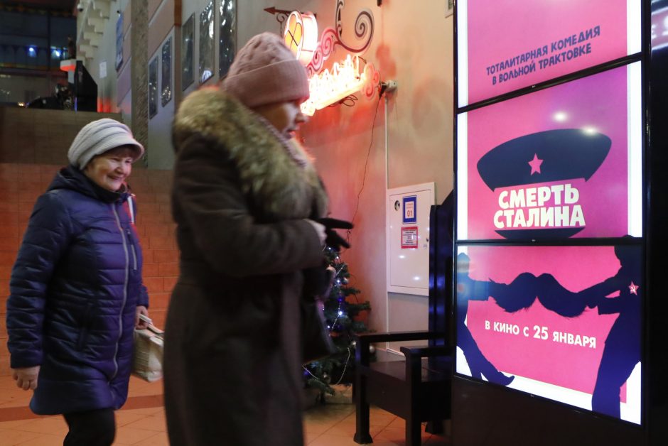 Rusijos teismas nubaudė „Stalino mirtį“ parodžiusį Maskvos kino teatrą
