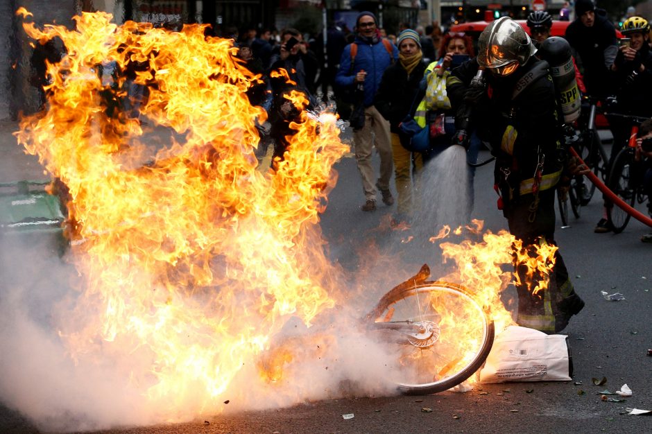 Paryžiuje suimta apie 700 „geltonųjų liemenių“ protestuotojų