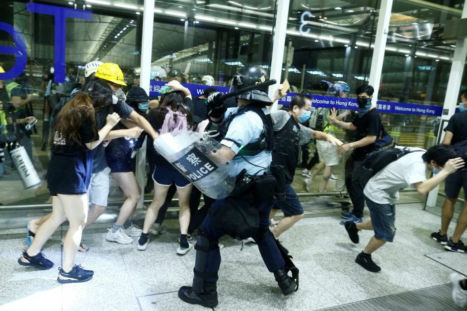 Prie Honkongo oro uosto policija panaudojo pipirines dujas prieš protestuotojus