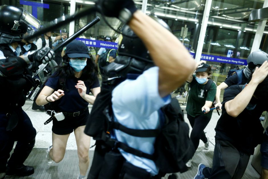 Prie Honkongo oro uosto policija panaudojo pipirines dujas prieš protestuotojus