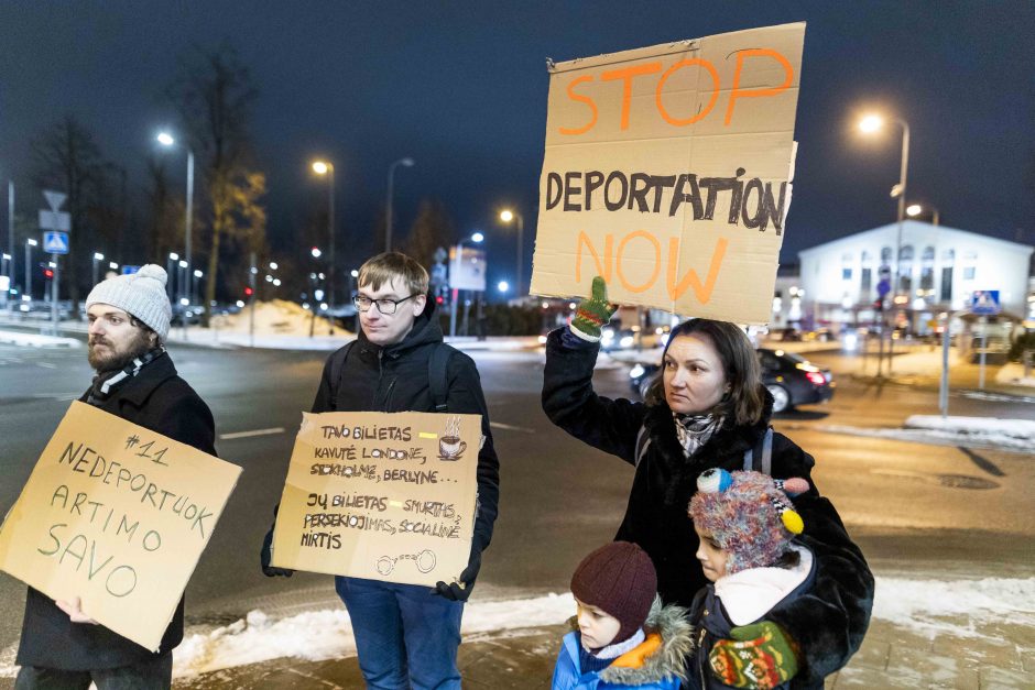 Žmogaus teisių gynėjai ir aktyvistai surengė protestą prieš deportaciją