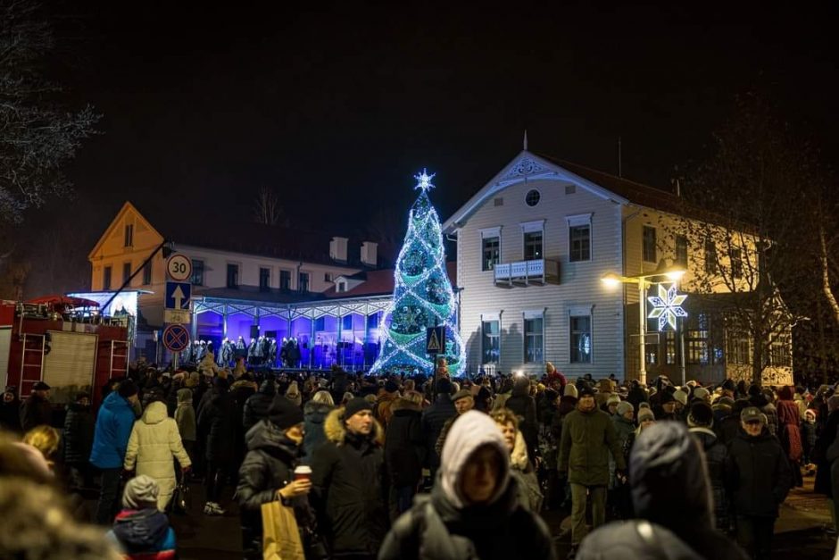 Penktadienio vakarą įžiebta Palangos Kalėdų eglutė