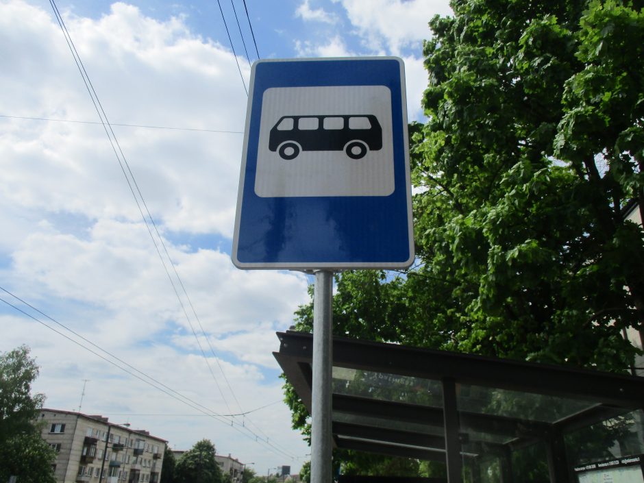 Sostinėje automobilis įvažiavo į autobusų stotelės ženklo stulpą