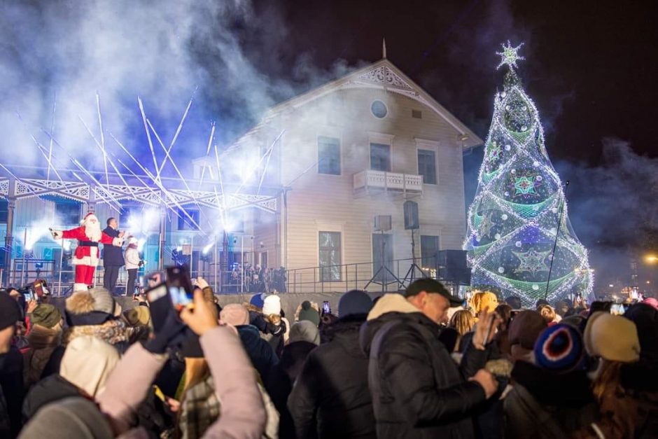 Penktadienio vakarą įžiebta Palangos Kalėdų eglutė