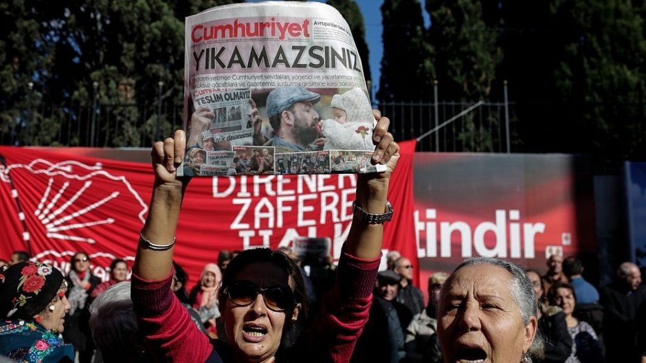 Turkijos teismas nuteisė kalėti 25 su F. Gulenu siejamus žurnalistus 