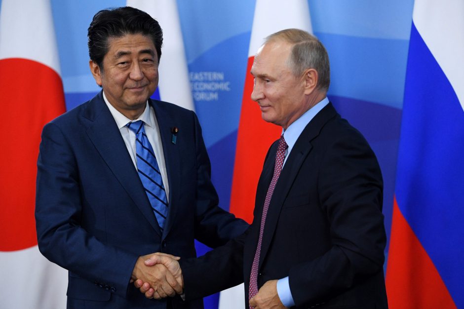 V. Putinas: naivu tikėtis greitai išspręsti ginčą su Japonija dėl salų