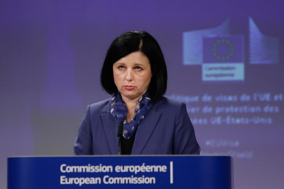 Europos Komisija ragina ES nares riboti „auksinių“ vizų ir pasų išdavimą