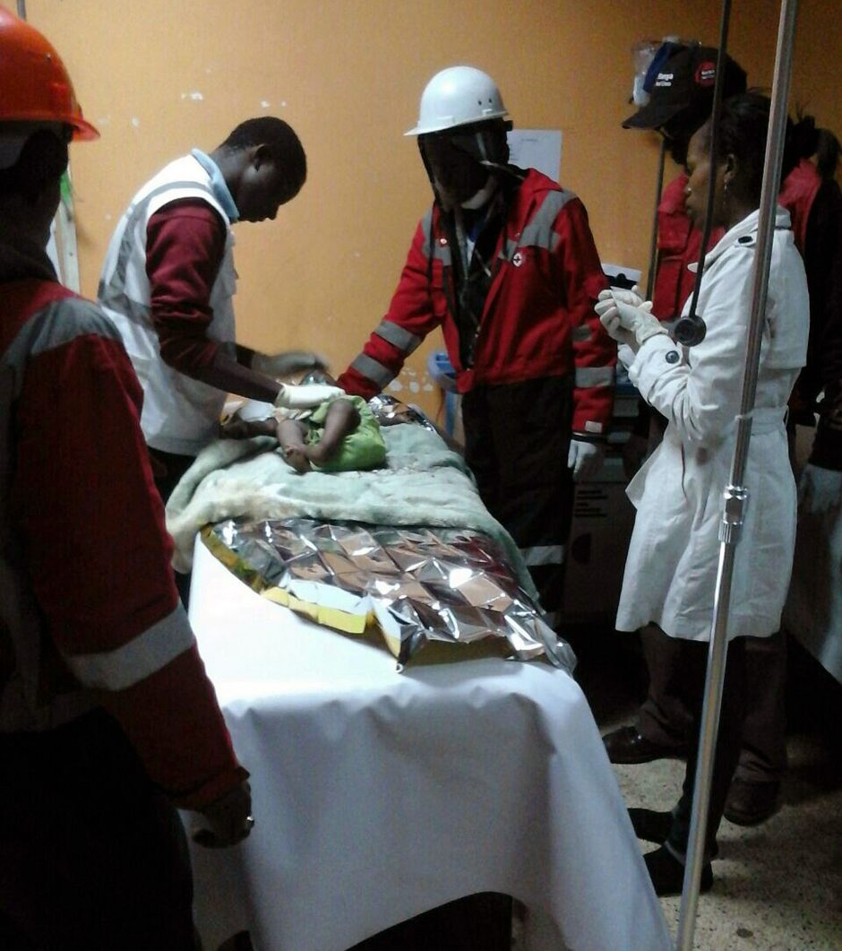 Kenijos sostinėje gelbėtojai tarp griuvėsių rado septynių mėnesių mergaitę