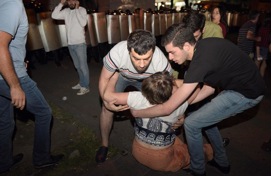 Armėnijoje tęsiasi susirėmimai tarp policijos ir protestuotojų, sužeistų – dešimtys