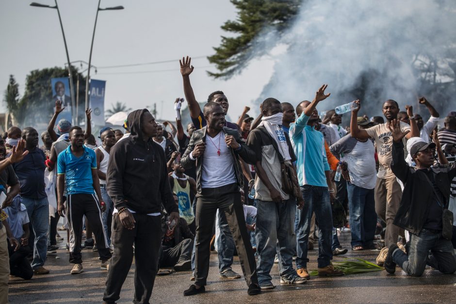 Gabone demonstrantai padegė parlamento pastatą