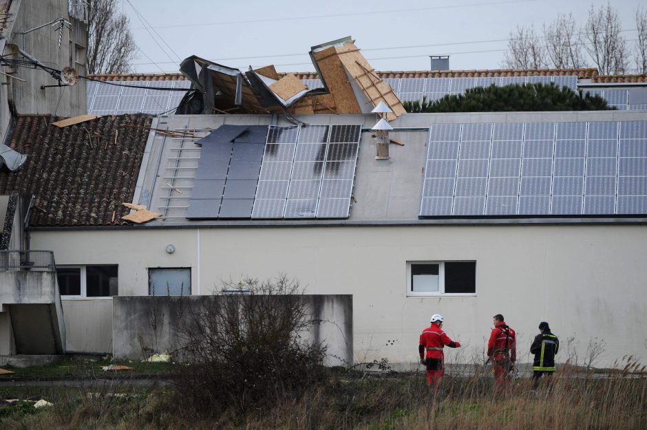 Prancūzijos pietvakariuose per smarkią audrą be elektros liko 250 tūkst. namų