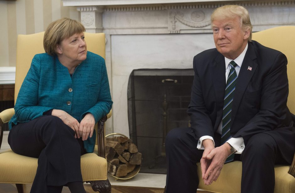 D. Trumpas teigia palaikantis „labai gerus“ santykius su A. Merkel