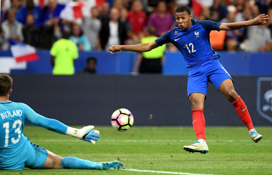 Futbolo drama Paryžiuje – mažumoje likę prancūzai palaužė anglus