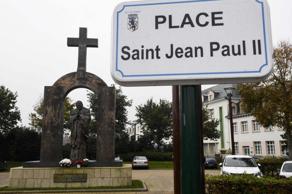Lenkai  – prieš prancūzų planus nuimti kryžių nuo Jono Pauliaus II statulos