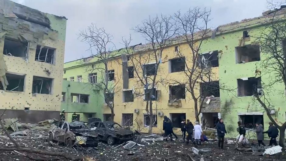 Rusija neigia atsakomybę už smūgį Mariupolio gimdymo namams