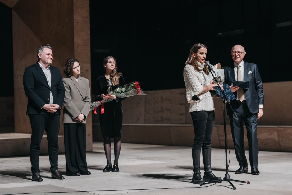 „Mūzos“ statulėlės – J. Vanžodytei ir D. Meškauskui