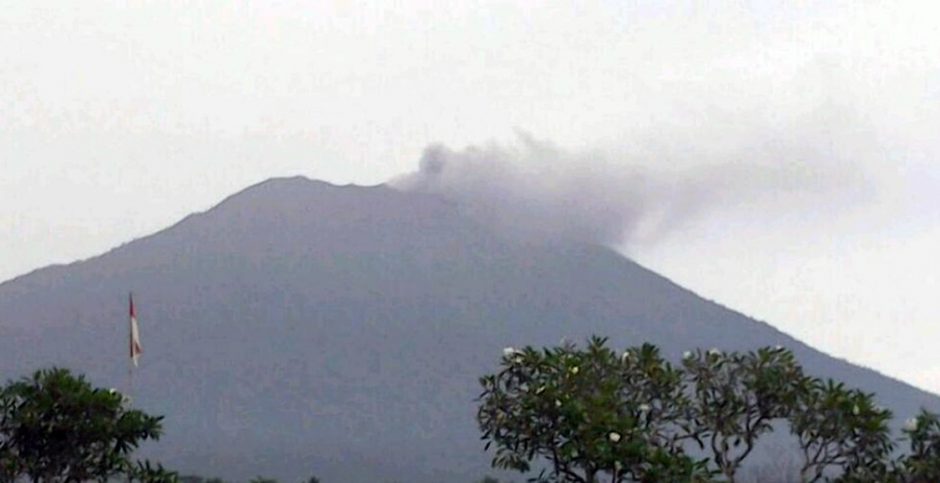 Ugnikalnis Indonezijos Balio saloje vėl spjaudosi pelenais
