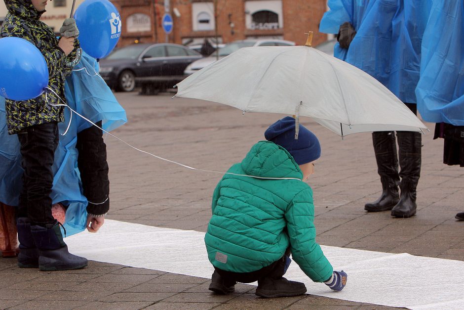 Skatino pažinti autizmą ir padėti kitokiems