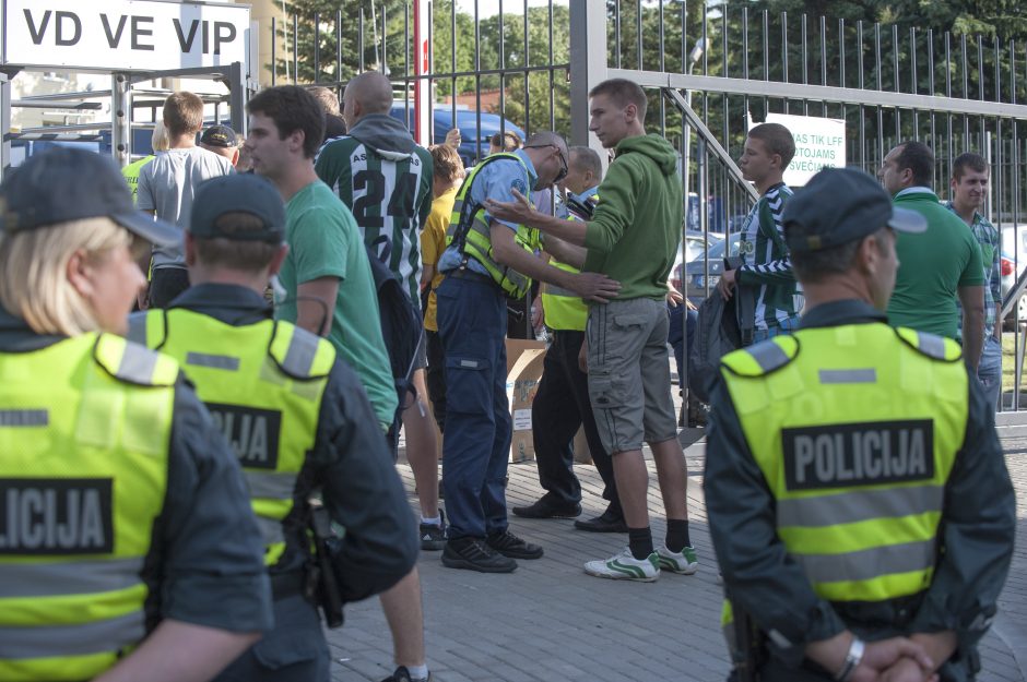 Lietuvos policija siunčia tris pareigūnus į atsakomąsias 