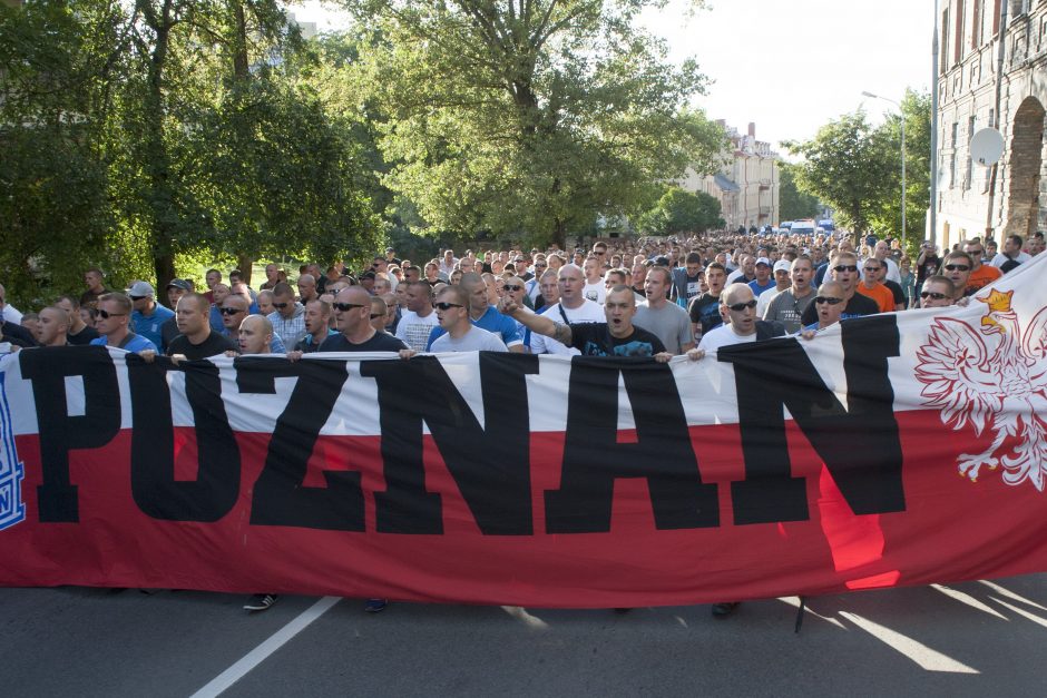 Lenkų futbolo ultros nesutinka atsiprašyti ir toliau žemina Lietuvą