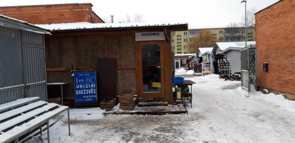 Ištuštėjusiame pigių vaisių ir daržovių turguje dirba tik du kioskai