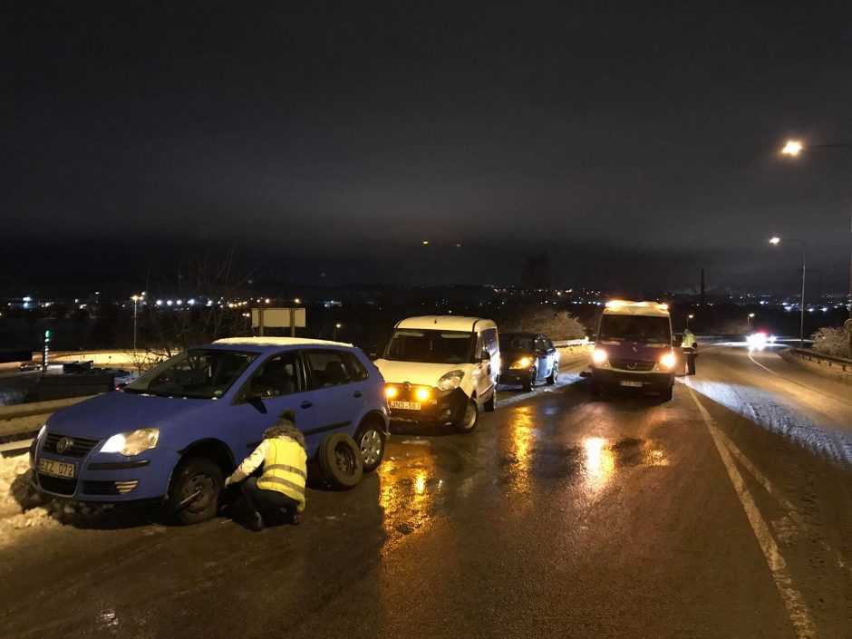 Užnemunės gatvėje į duobę įvažiavę penki automobiliai prakirto padangas