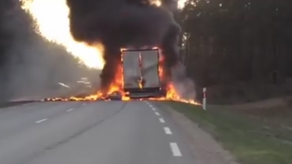 Kelyje Vilnius–Alytus užsidegė sunkvežimis