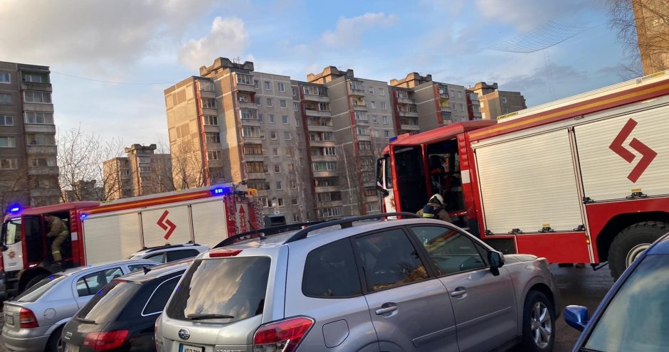 Kauno ugniagesiai skubėjo į Šilainius vaduoti lifte įstrigusio žmogaus, tačiau pagalbos neprireikė