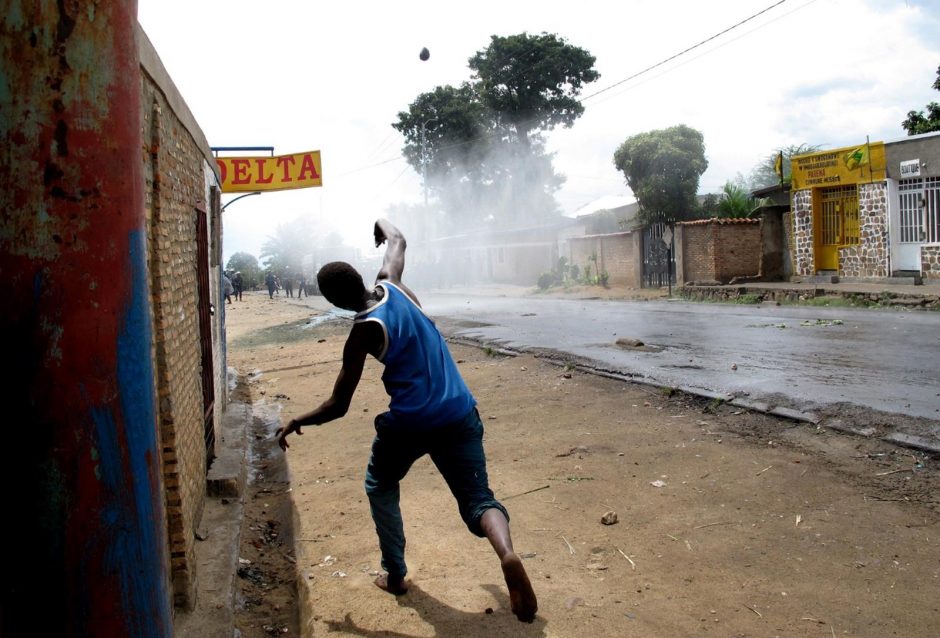 Burundžio policija per susirėmimus su protestuotojas nušovė tris žmones