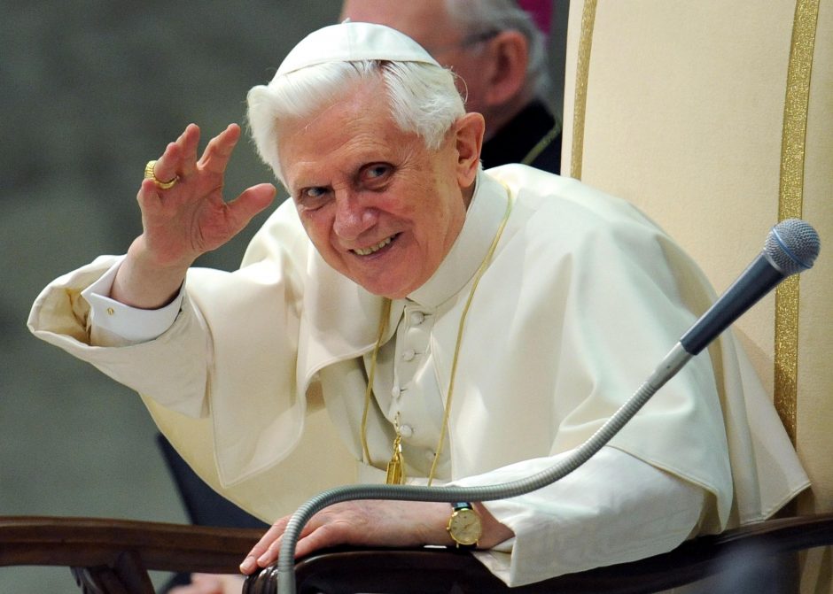 Vatikanas ramina: nėra ypatingo pagrindo nerimauti dėl Benedikto XVI sveikatos 
