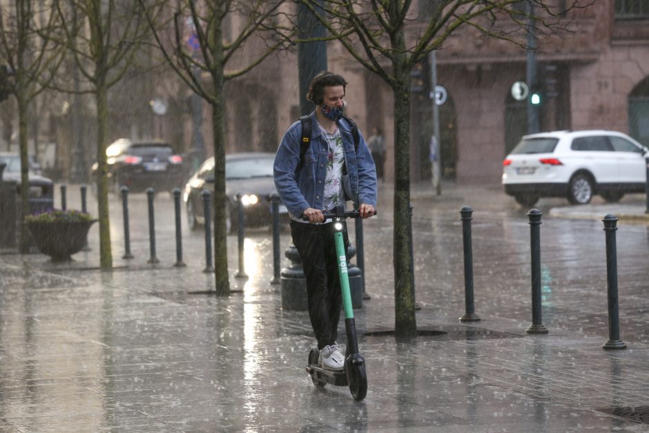 Kelininkai: eismo sąlygas sunkins lietus ir stiprėjantis vėjas