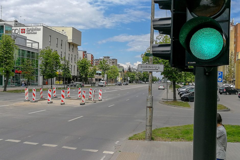 Savanorių prospekte atsiveria duobė