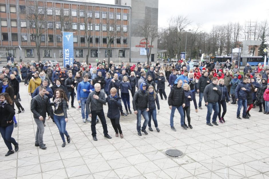 Onkologiniams ligoniams paremti – minios šokis Klaipėdoje