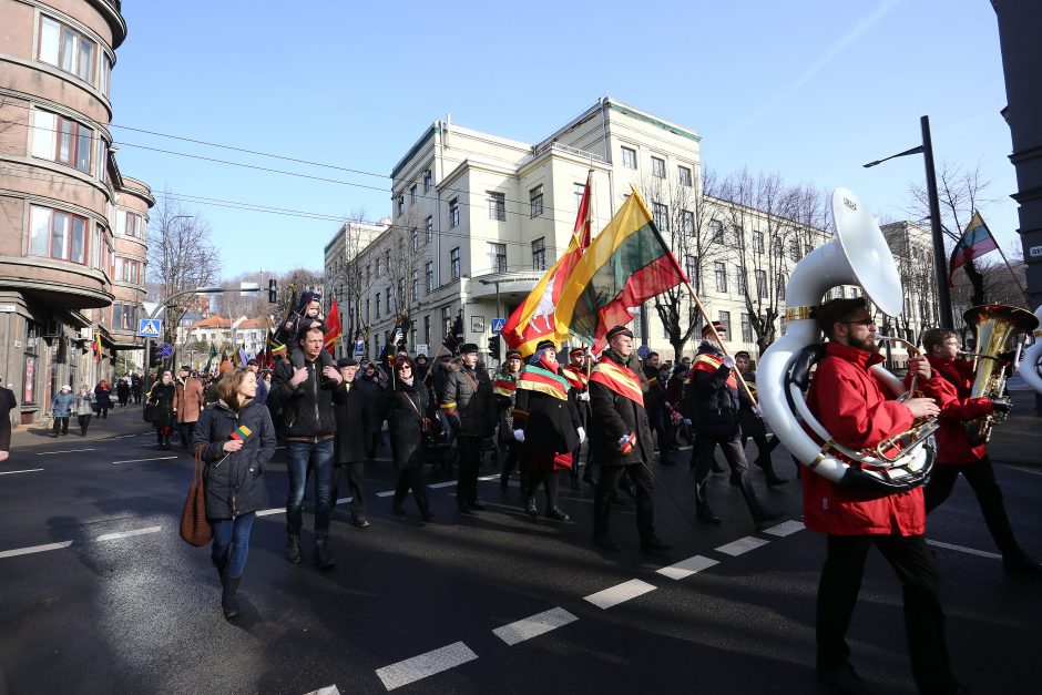 Miestą judino nuotaikinga eisena su orkestru priešakyje