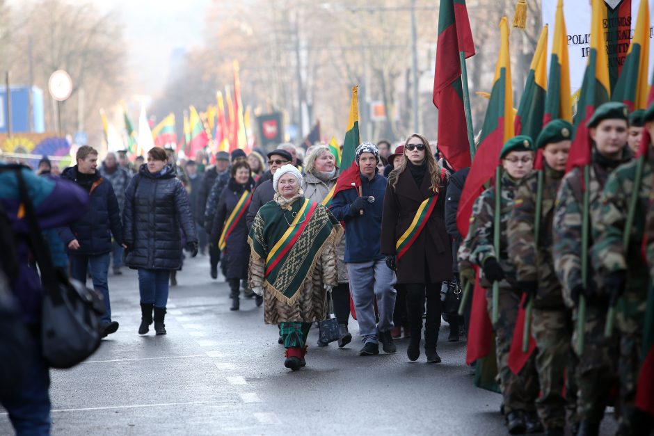 Miestą judino nuotaikinga eisena su orkestru priešakyje