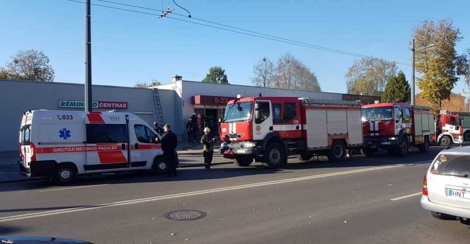 A. Juozapavičiaus prospekte užsidegė „Šilas“, dūmais apsinuodijo dvi darbuotojos