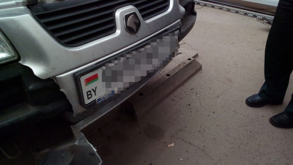 Kontrabandą baltarusis vežė iranietiško automobilio slėptuvėse 