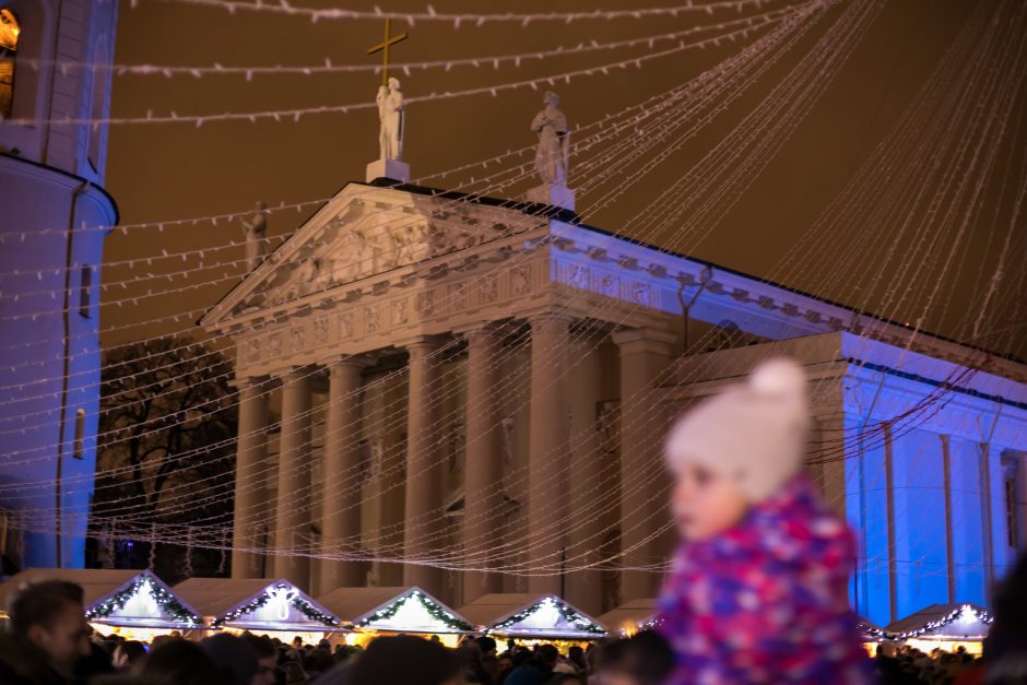 Vilniaus Katedros aikštėje įžiebta Kalėdų eglė 