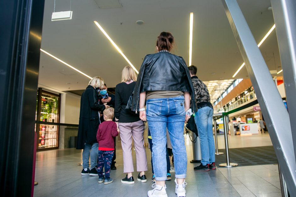 Vakare dėl galimybių pasų tikrinimo prie Kauno prekybos centrų eilės nenusidriekė