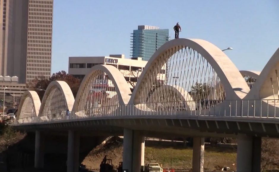 Pavojingas triukas: laviravimas dviračiu siaura tilto arka