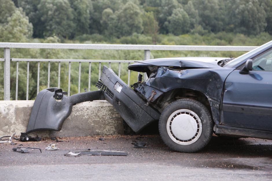 Girto vairuotojo kelionė baigėsi upelyje