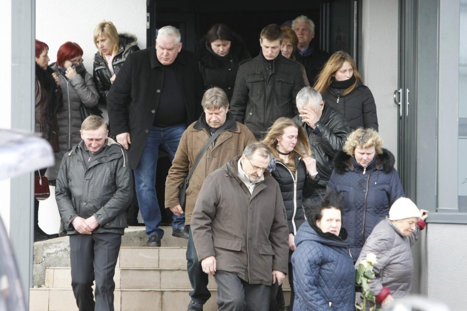 Plungėje atsisveikinta su žiauriai nužudyta I. Strazdauskaite