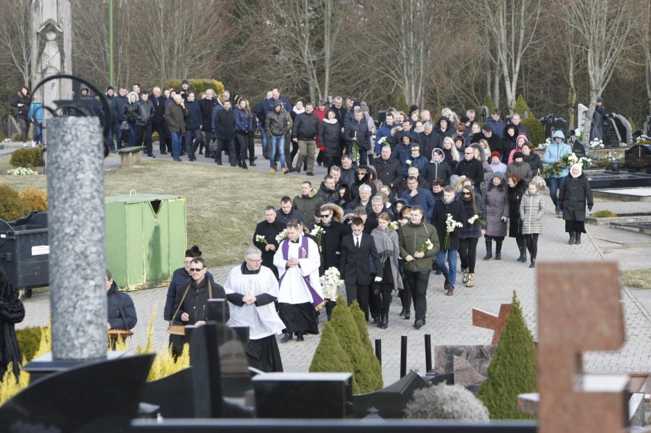 Plungėje atsisveikinta su žiauriai nužudyta I. Strazdauskaite