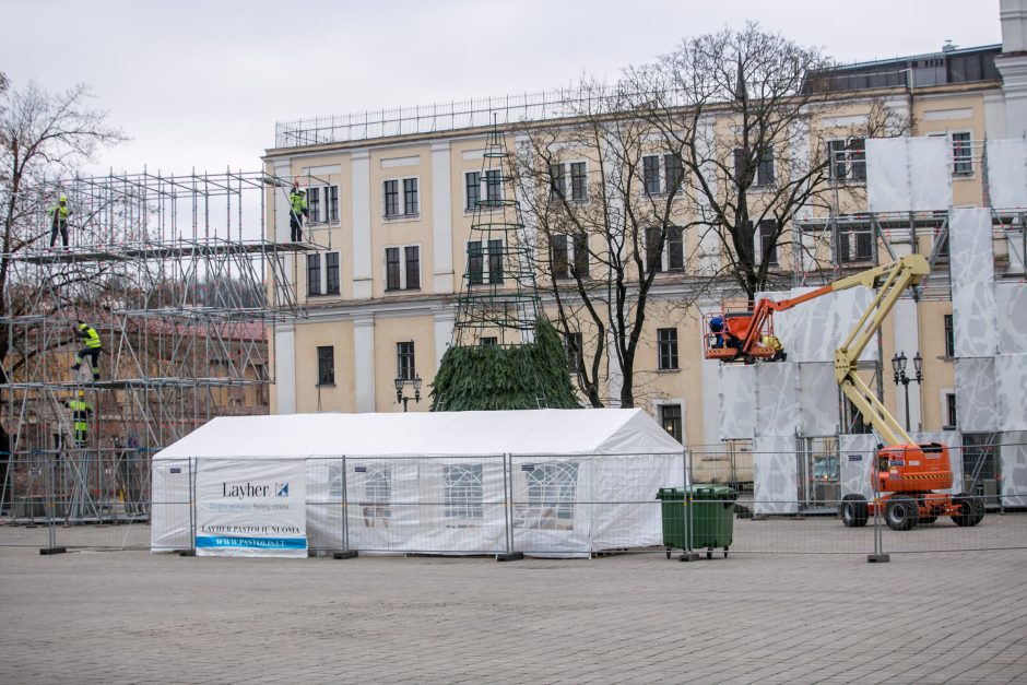 Rotušės aikštėje jau kyla Kalėdų miestelio stogai