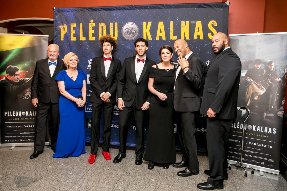 „Pelėdų kalno“ premjera Kaune be A. Juzėno, bet su broliais Ballais