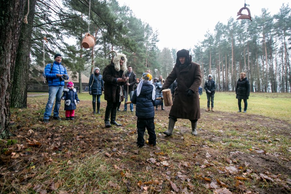 Rumšiškėse sudegino blukį – atsikratė susikaupusių blogybių