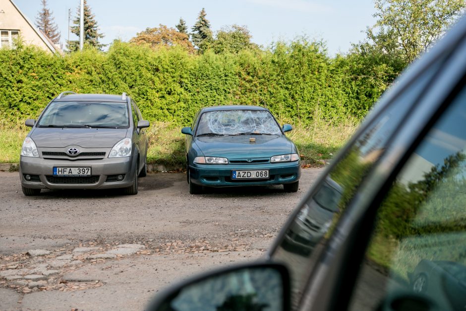 Moksleiviai Šilainiuose nuniokojo automobilį?