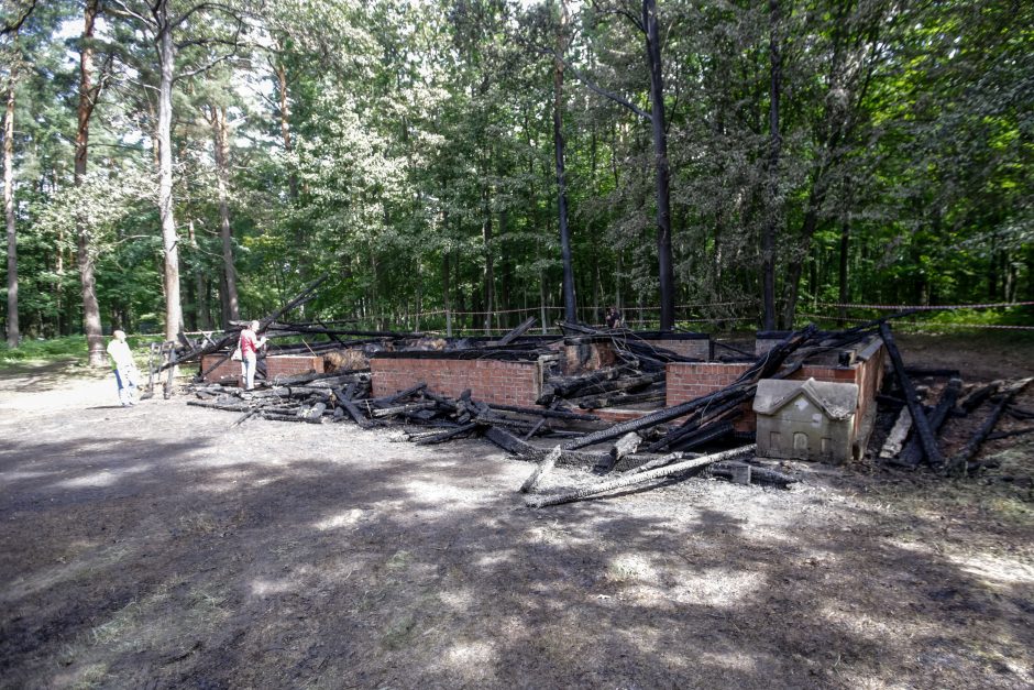 Liaudies buities muziejų nusiaubė gaisras: iki pamatų supleškėjo du vertingi pastatai