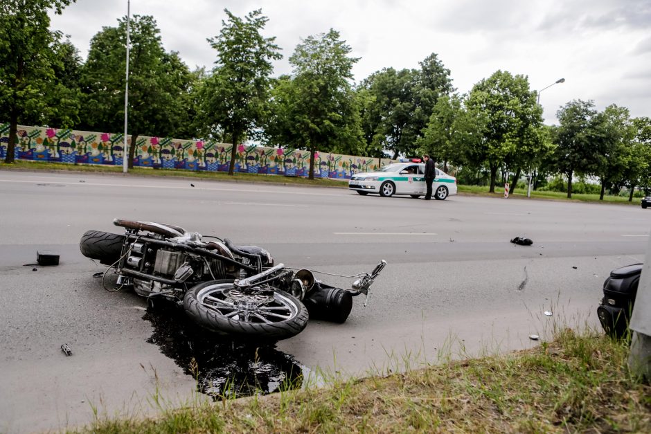 Jonavos gatvėje kraupiai sužalotas motociklininkas